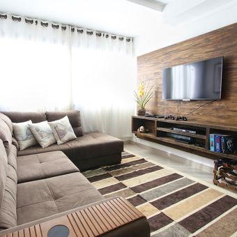 Ilustrasi TV LED di ruang keluarga. 