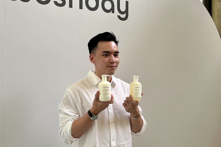 Hairstylist, Trichologist sekaligus Founder of Woshday, Rey Nathanael dalam Grand Launch of Woshday di Jakarta Selatan, Selasa (11/11/2025).
