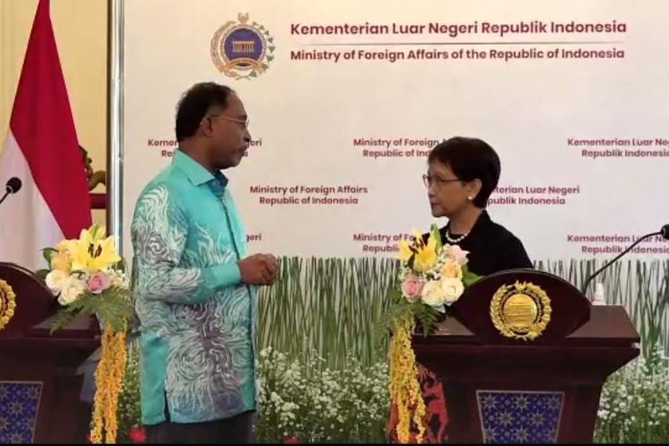 Menteri Luar Negeri Malaysia, Zambry Abdul Kadir bersama Menteri Luar Negeri RI Retno L.P Marsudi (ki-ka) pasca melakukan pertemuan bilateral di Kantor Kemenlu Jakarta Pusat, Kamis (29/12/2022). 