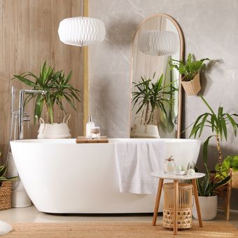 Ilustrasi kamar mandi di dekorasi dengan elemen kayu memberikan kesan natural