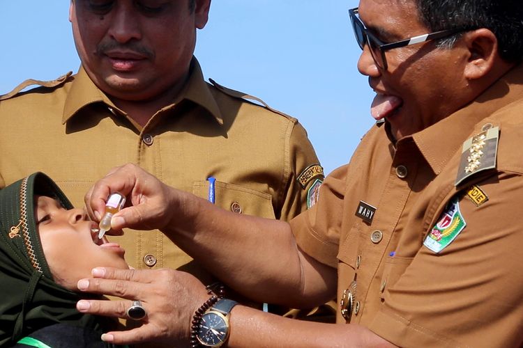 PJ Bupati Kabupaten Pidie, Wahyudi Adisiswanto melakukan penetesan dosis imunisasi polio kepada seribu mahasiswa di lapangan Alun Alun , Kota Singli, Senin (28/11/2022) *** Local Caption *** Pidie