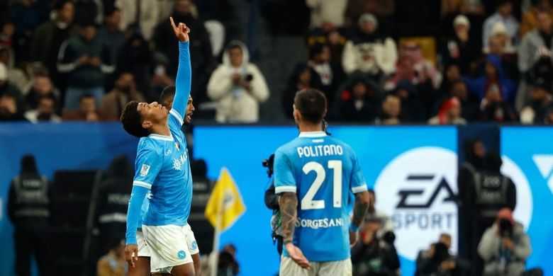 David Neres (kiri) saat merayakan golnya dengan pemain Napoli lainnya, termasuk Matteo Politano (kanan) (Foto oleh Fayez Nureldine / AFP)