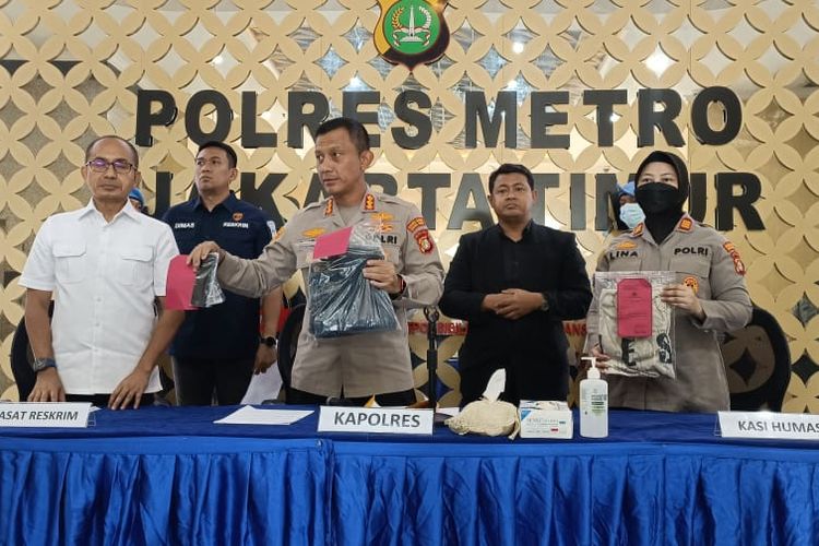 Kapolres Metro Jakarta Timur Kombes (Pol) Budi Sartono saat rilis pers terkait kasus penusukan RP di Mapolres Metro Jakarta Timur, Kamis (24/11/2022). RP yang merupakan pramudi TransJakarta tewas ditusuk usai terlibat cekcok dengan tersangka AR.