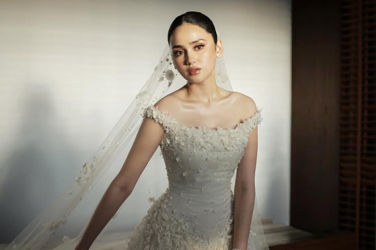 5 Detail Gaun Pengantin Syifa Hadju di Bali, Dipenuhi Ribuan Bunga Handmade