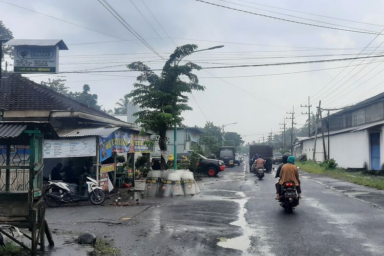 Sejumlah personil kepolisian menjaga perempatan Desa Sukorejo, Kecamatan Bangorejo, Kabupaten Banyuwangi, Jawa Timur, dekat lokasi bekas bentrok antara dua perguruan silat, Jumat (11/3/2022).