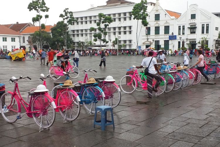 Jasa penyewaan sepeda di area terbuka kompleks Museum Fatahillah, Jumat (30/6/2017). Sepeda itu disewakan dengan biaya Rp 20.000 untuk 30 menit.