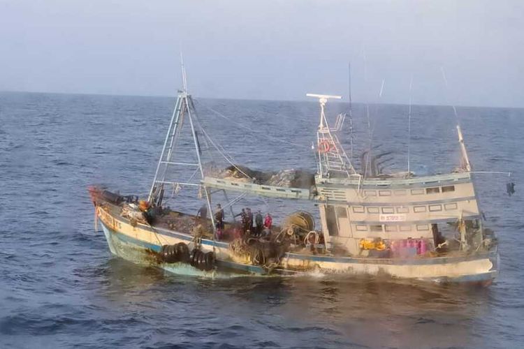 Kapal ikan Vietnam tertangkap mencuri ikan di Perairan Natuna, Kepri. Kedua kapal saat ini berada di Selat Lampa, ditahan guna dilakukan pemeriksaan lebih lanjut oleh Bakamla RI.