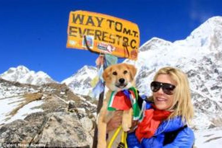 Joanne Lefson dan anjingnya, Rupee ketika mendaki Gunung Evererst, Nepal. Rupee berhasil mencapai ketinggian 5.634 meter dari permukaan laut dan menjadi anjing pertama yang mendaki Everest.