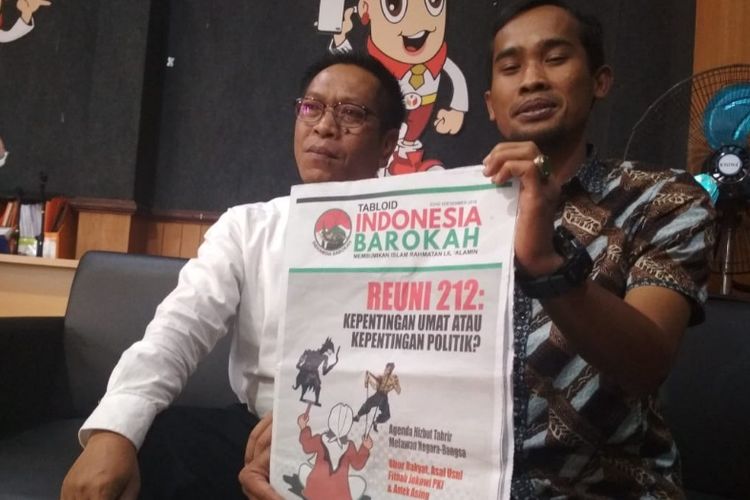 Komisioner Bawaslu Kabupaten Garut menunjukan tabloid Indonesia Barokah yang beredar di Garut, Jumat (25/1/2019) dikantornya