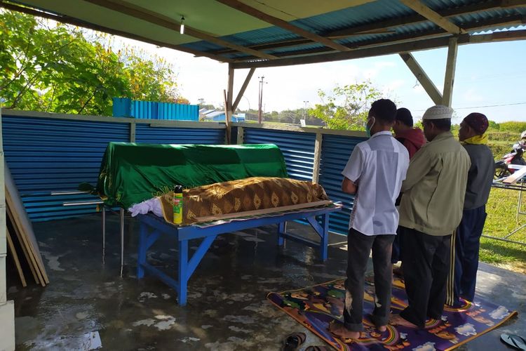 Jasad dua ABK KM Mina Sejati dishalatkan sebelum dimakamkan di TPU Kilo 9 Kecamatan Pulau-Pulau Aru, Selasa (27/8/2019). Foto dok Kapolres Kepulauan Aru