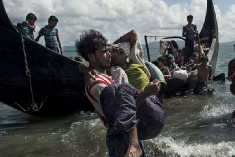 Sebagian besar pengungsi Rohingya menuju Banglades melalui jalur darat, tapi ada sejumlah orang berupaya melintasi sungai dan laut menggunakan perahu reyot.