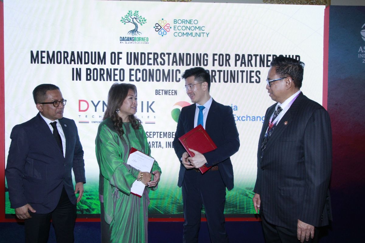 Komisaris Indonesia Climate Exchange (ICX) Tengku Irvan Bahran, CEO Dynamik Technologies Puan Haslina Taib, CEO Indonesia Cliate Exchange (ICX) Megain Widjaja dan Wakil Ketua Umum Kadin Bid Perdagangan Juan Permata Adoe, usai penandatanganan kerja sama pembentukan pasar karbon regional untuk Borneo Economic Community, Selasa (5/9/2023).