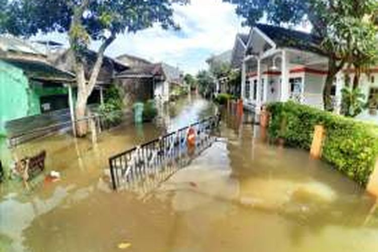 Sejumlah rumah di Komplek Bumi Panyileukan, Kota Bandung tergenang banjir pada Rabu (8/6/2016)
