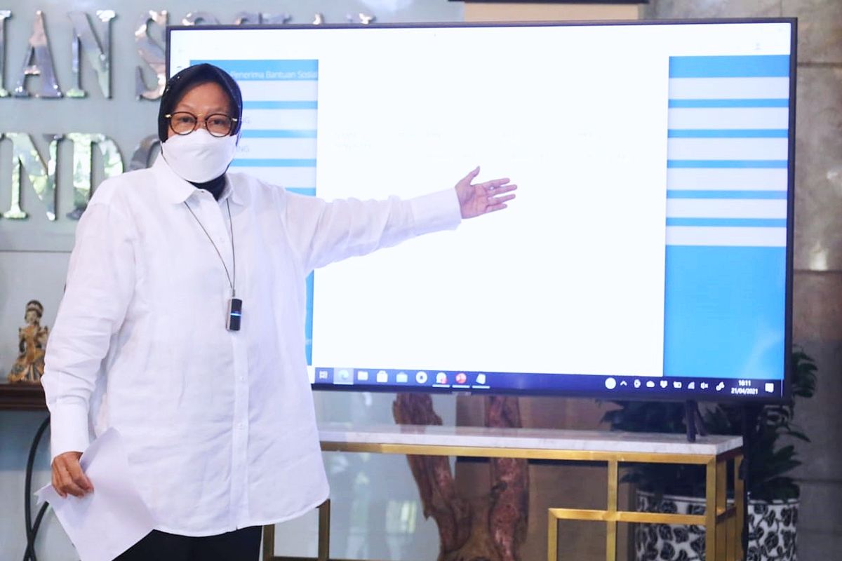 Menteri Sosial (Mensos) Tri Rismaharini saat menjelaskan dua fitur baru New Data Terpadu Kesejahteraan Sosial (DTKS) di Jakarta pada Jumat (14/5/2021).