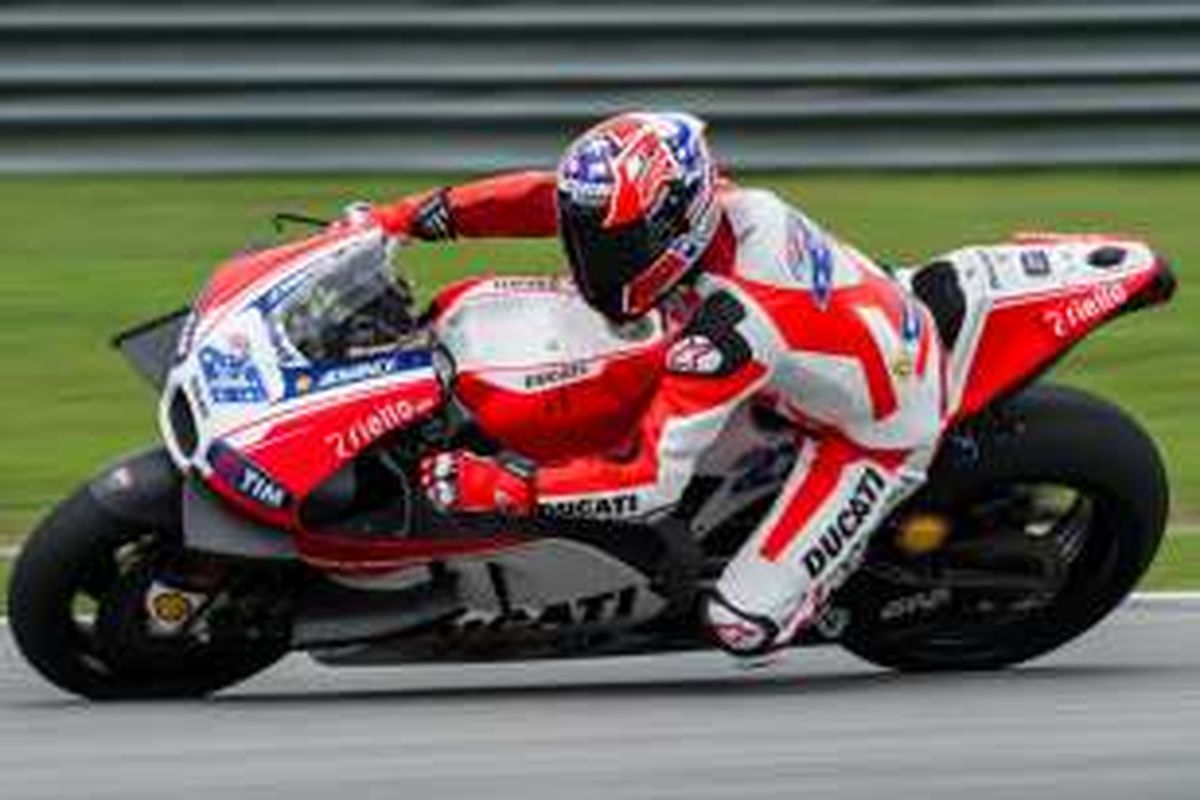 Pebalap penguji Ducati asal Australia, Casey Stoner, memacu motornya pada seai tes pramusim di Sirkuit Sepang, Malaysia, 3 Februari 2016.