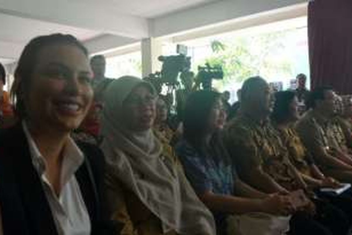 Sophia Latjuba ikut Gubernur DKI Jakarta Basuki Tjahaja Purnama di peresmian RPTRA Rusun Marunda. 