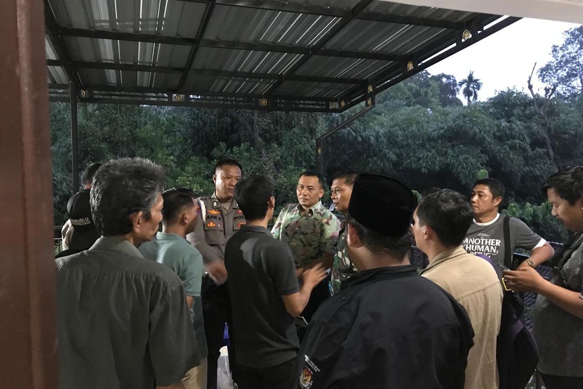 Komisioner KPU Jember saat melihat langsung dugaan penggelembungan suara di Kecamatan Sumberbaru Minggu (25/2/2024)