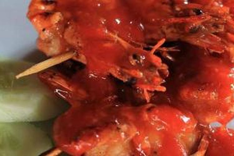 Udang bakar berlumuran bumbu saos rempah di Kedai Bale Bebakaran di Yogyakarta.