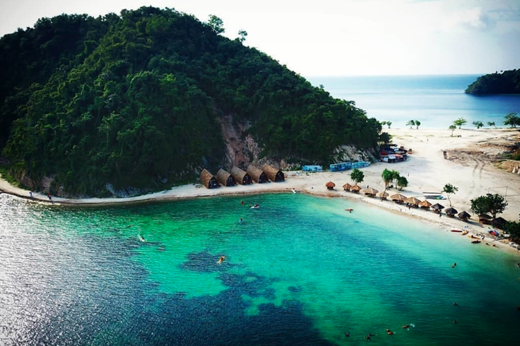 Pantai Sari Ringgung, salah satu pantai Lampung yang dapat dikunjungi saat liburan.