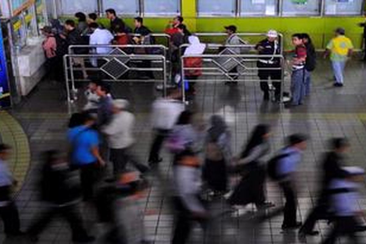 Warga antre membeli tiket kereta api di Stasiun Gambir, Jakarta, Kamis (8/3/2012). 