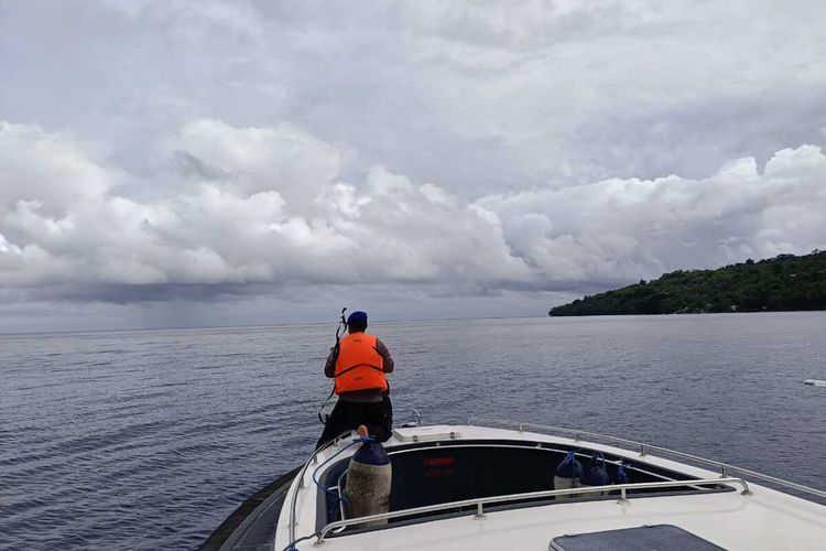 Anggota Polairud Polda Maluku mencari nelayan yang mengalami kecelakaan laut di peraiaran Pulau Haruku, Maluku Tengah, Senin (27/3/2023)