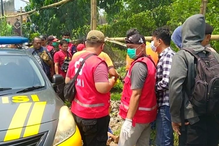 EVAKUASI: Polisi dan anggota PMI saat berada di lokasi penemuan mayat di pinggir ring road Jalan Padjajaran, Kapanewon Mlati, Kabupaten Sleman, DIY, Kamis (14/11/2024)
