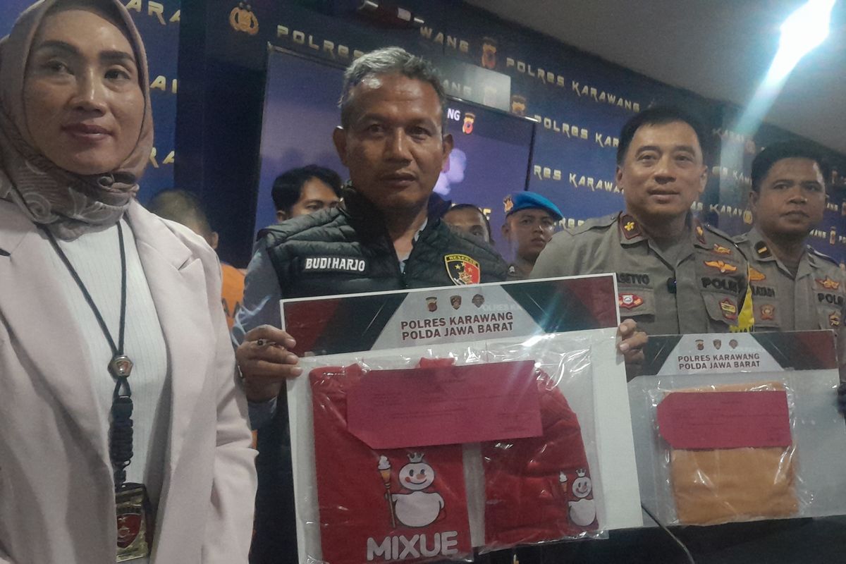 Wakapolres Karawang Kompol Prassetyo Purbo Nurcahyo (kedua dari kanan) dan jajaran menunjukkan barang bukti kasus pencabulan saat konferensi pers di Mapolres Karawang, Selasa (23/1/2024).