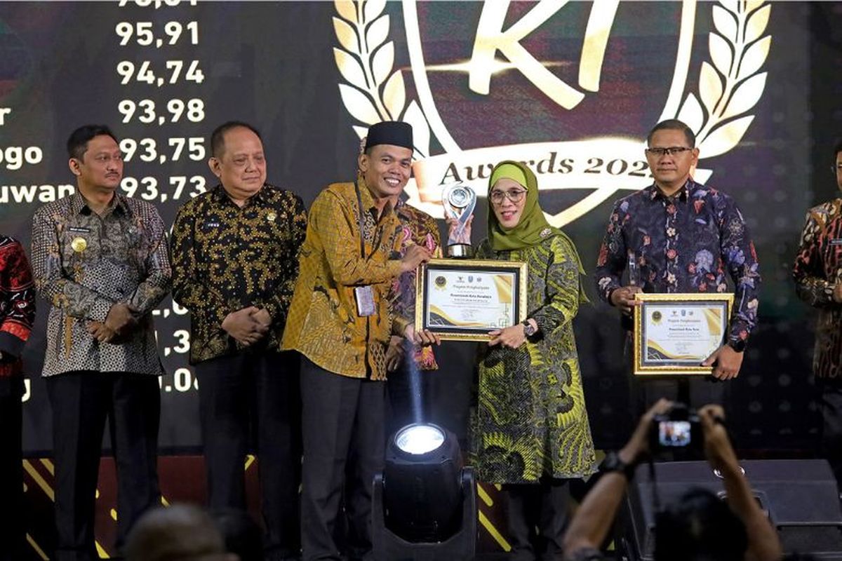 Pemkot Surabaya Raih Penghargaan Badan Publik Informatif di KI Jatim Awards 2024