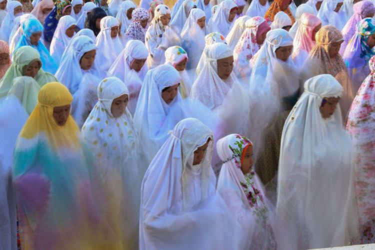 Ratusan penganut Islam Aboge melaksanakan shalat Idul Fitri di Masjid Sayyid Kuning, Desa Onje, Kecamatan Mrebet, Purbalingga, Jawa Tengah, Selasa (27/6/2017).