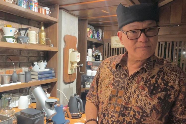 Setiawan Subekti, tester kopi kelas dunia sal Indonesia, juri kontes kopi mancanegara, pemilik Sanggar Genjah Arum dan Kopai Osing