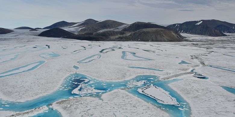 Danau dan kolam berisi es yang meleleh kian mengikis Dataran Es Milne setiap musim panas.