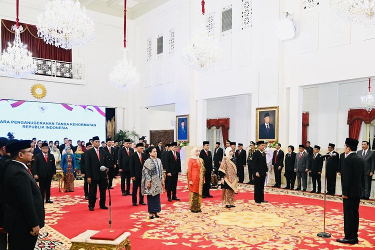 Tiga Begawan Budaya Indonesia menerima gelar tanda kehormatan dari Presiden Joko Widodo (Jokowi) di Istana Negara, pada Senin (14/8/2023).