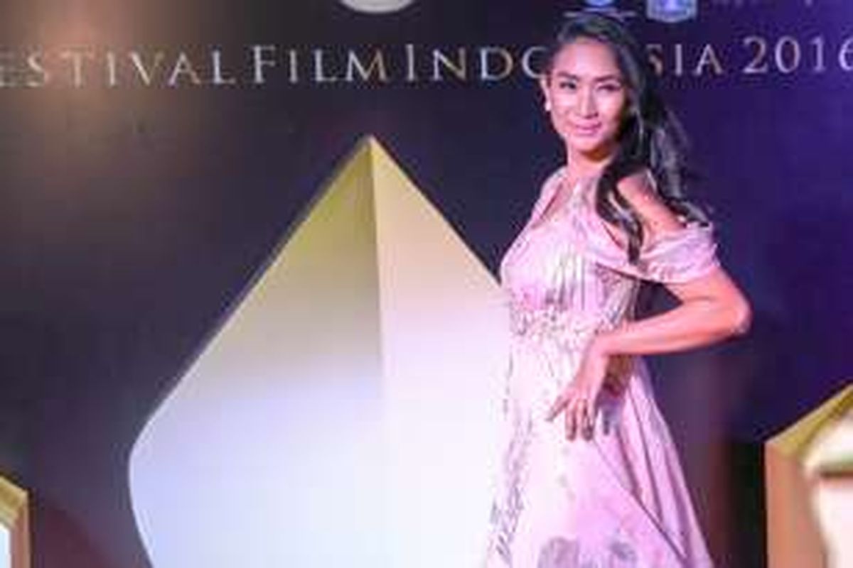 Happy Salma diabadikan saat menghadiri malam puncak Festival Film Indonesia (FFI) 2016 di Teater Besar Taman Ismail Marzuki, Jakarta. Minggu (6/11/2016). Ajang penghargaan bagi insan perfilman Indonesia FFI 2016 kali ini mengangkat tema Restorasi Film. 