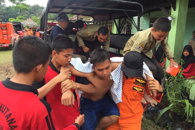 Petugas Basarnas mengevakuasi siswa SMK Kehutanan Pekanbaru dalam kondisi lemas, setelah tersesat dikawasan hutan Taman Nasional Bukit Tiga Puluh, Kabupaten Inhu, Riau