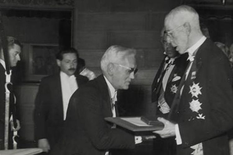 Alexander Fleming saat menerima penghargaan Nobel pada 1945.