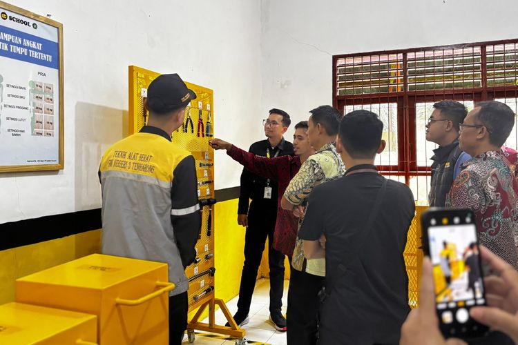 Perwakilan PT United Tractors Tbk (UT) Site Tenggarong meninjau fasilitas ruang safety center di SMKN 3 Tenggarong, Kalimantan Timur.