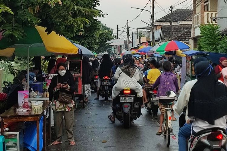 Suasana bazar takjil di Jalan Garuda, tapatnya di depan Masjid Agung Sarua Permai, Benda Baru, Pamulang, Tangerang Selatan, pada Minggu (17/4/2022) sore.