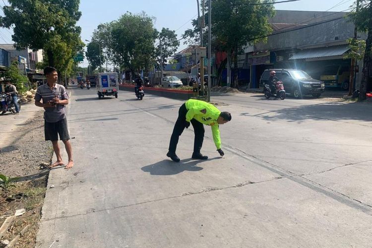 Hari Sustanti (47) pengendara motor asal Semarang tewas menabrak tiang telepon dan pohon di Jalan Diponegoro, Purwodadi, Kabupaten Grobogan, Jawa Tengah, Senin (18/9/2023).