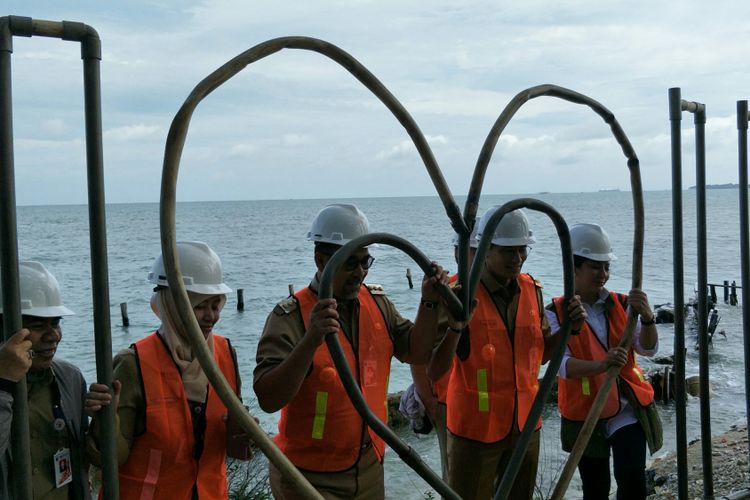 Wakil Gubernur DKI Jakarta Sandiaga Uno (kedua dari kanan) berfoto di sekitar pohon jodoh saat meninjau Pulau Bidadari, Kepulauan Seribu, Senin (29/1/2018).