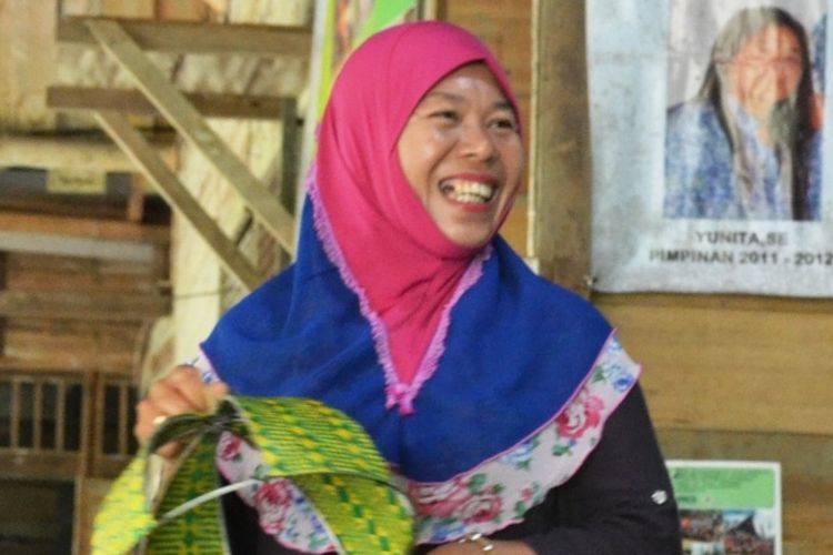 Ida merupakan ketua pengrajin Program Mata Pencaharian Berkelanjutan di Kabupaten Kayong Utara, Kalimantan Barat.