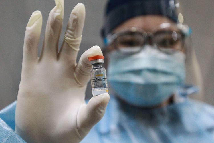 Tenaga kesehatan menunjukkan vaksin Sinovac Covid-19 saat pelaksanaan vaksin untuk tenaga medis di RS Siloam Kebon Jeruk, Jakarta, Kamis (14/1/20210). Vaksinasi tahap awal akan menargetkan 1,48 juta tenaga kesehatan yang dijadwalkan berlangsung dari Januari hingga Februari 2021.