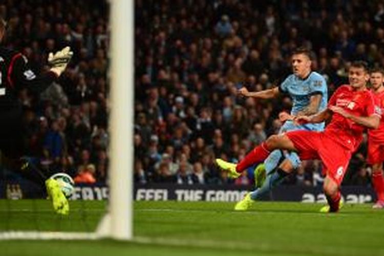 Penyerang Manchester City, Stevan Jovetic (ketiga dari kanan), mencetak gol pertamanya (dari dua) ke gawang Liverpool, pada laga Premier League, di Etihad Stadium, Senin (25/8/2014).
