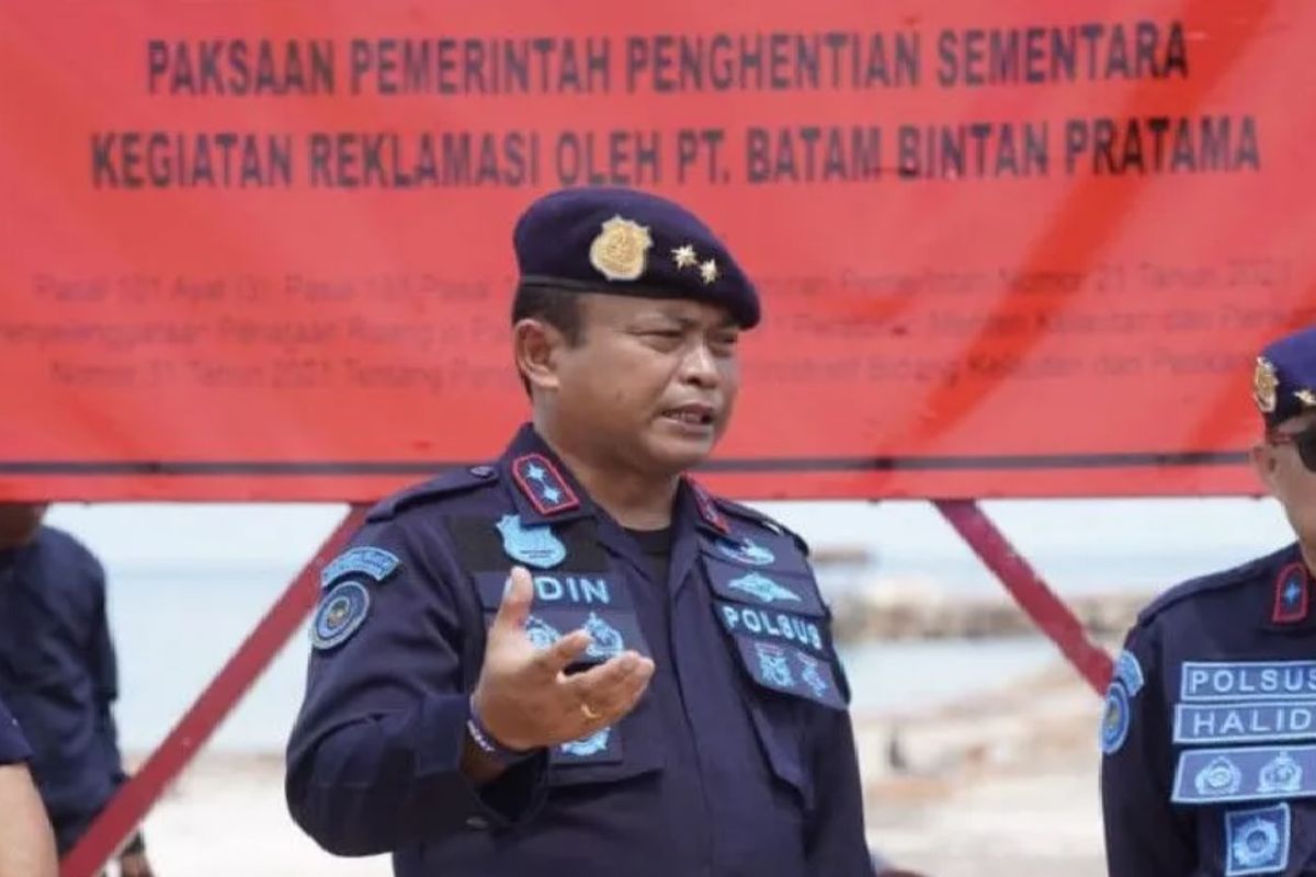Pegawai Kementerian Kelautan dan Perikanan saat menghentikan proyek dalam kawasan reklamasi di Lingga, Kepulauan Riau, Minggu (15/1/2023).