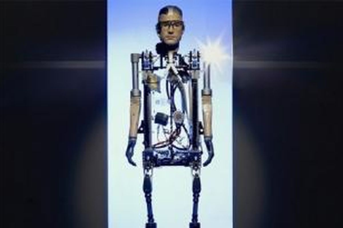 Manusia bionik pertama berhasil diciptakan. 
