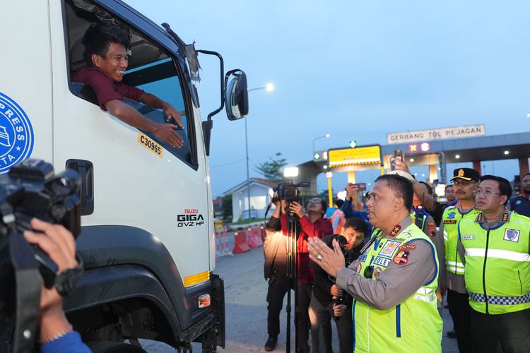 Momen Kakorlantas Putar Balik Kendaraan Sumbu Tiga di Tol Pejagan