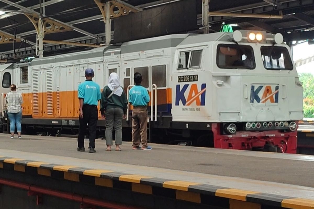 Rangkaian Kereta Api tiba di Stasiun Cirebon untuk membawa penumpang menuju Stasiun Gambir, pada Kamis (14/3/2024) siang. KAI Daop 3 Cirebon menyebut ada 14 perjalanan kereta api yang terdampak banjir.