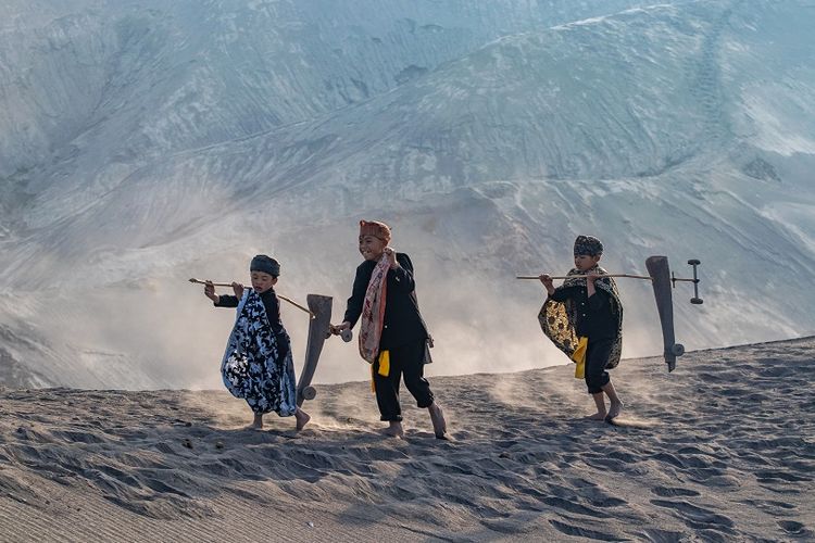 Anak Suku Tengger di Gunung Bromo, Jawa Timur DOK. Shutterstock/Eva Afifah