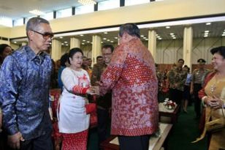 Presiden Susilo Bambang Yudhoyono berjabat tangan dengan mantan Presiden RI ke-5, Megawati Soekarnoputri usai acara memperingati Hari Kelahiran Pancasila di Gedung Majelis Pemusyawaratan Rakyat (MPR), Jakarta, Selasa (1/6/2010). Pada 1 Juni 1945 Bung Karno menyampaikan pidato tentang dasar-dasar bernegara yang kemudian diperingati sebagai Hari Kelahiran Pancasila.  