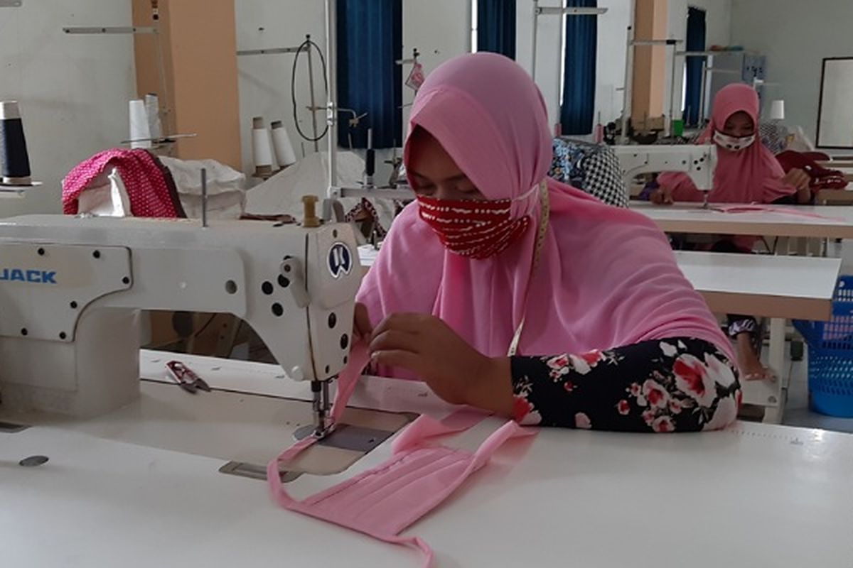 Alumnus BLK Kabupaten Pekalongan Jawa Tengah menjahit masker untuk tim gugus tugas covid-19