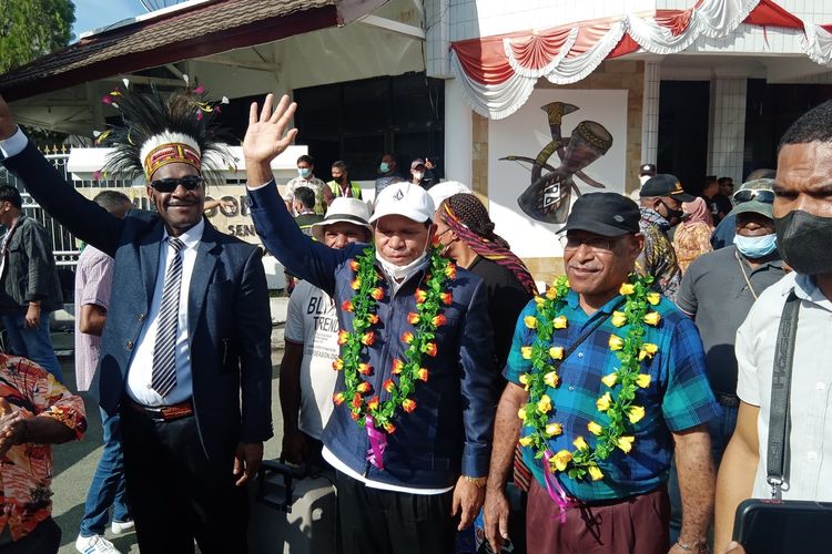 Bupati terpilih Kabupaten Yalimo, Nahor Nekwek (lambai tangan) dan John Willil, keduanya dikalungkan bunga ketika menyapa perwakilan masyarakat Yalimo di VIP Room, Bandara Sentani, Kabupaten Jayapura, Papua, Sabtu (12/03/2022).